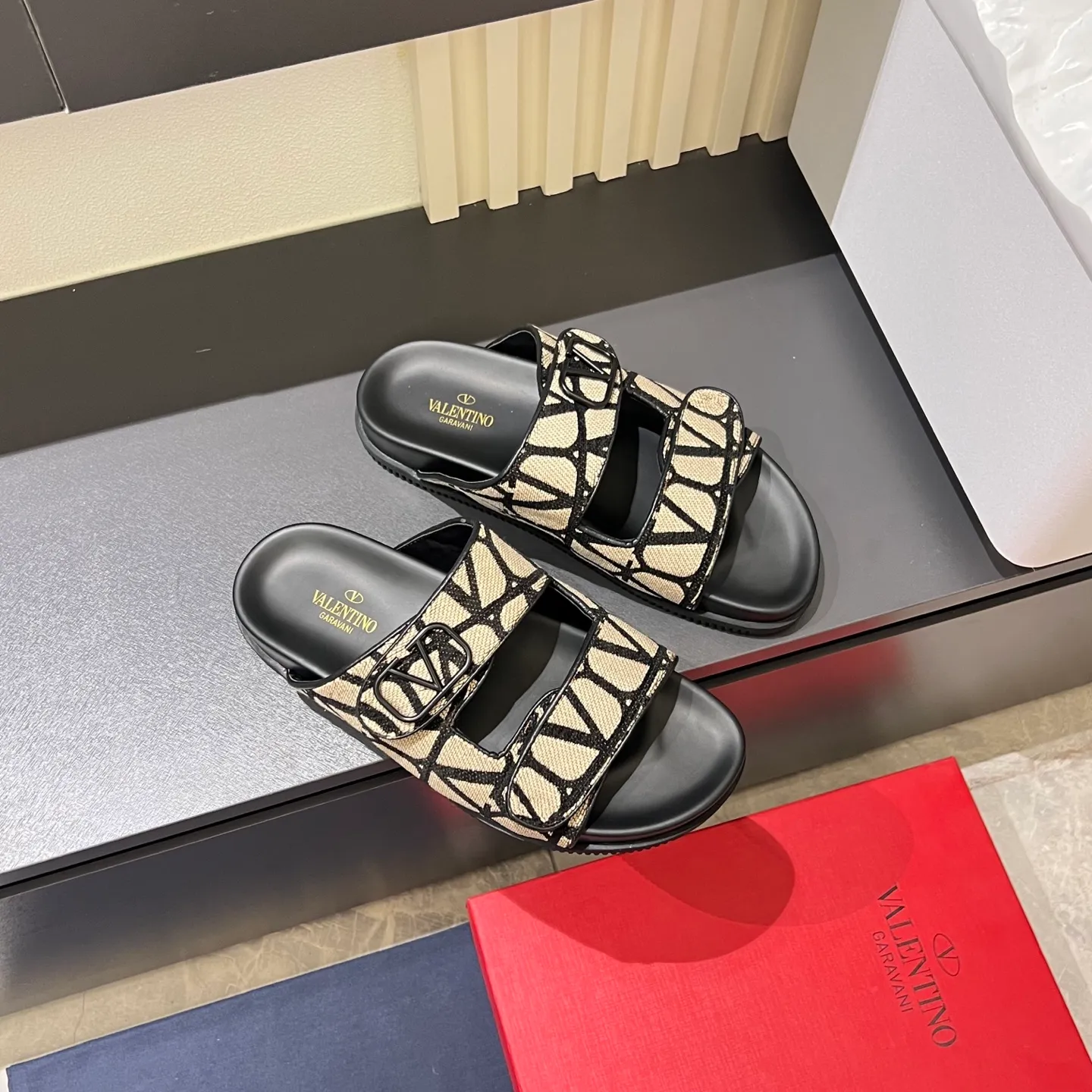 p300《VALENTINO》Warren Men🧍‍♂️Spring and Summer New Style. Cowhide logo flat slippers, elegant sandals, the same style worn by celebrities, original molding, imported calfskin. Rubber outsole. Soft and durable, full set of counter packaging, 38-44!